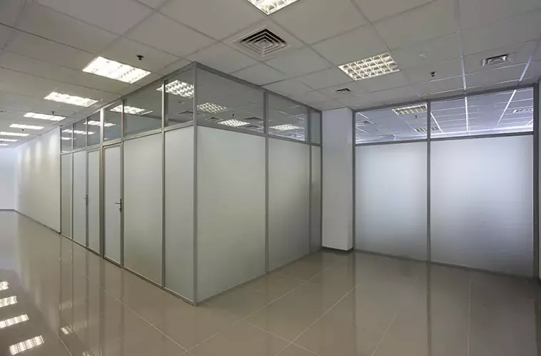 1 Стеклянная матовая алюминиевая перегородка