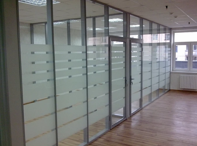 Стеклянная алюминиевая перегородка в полоску