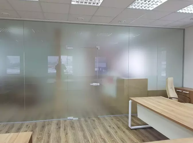 4 Стеклянная матовая перегородка