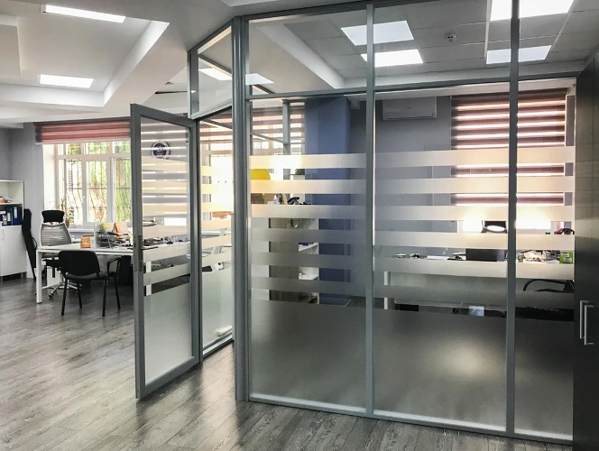 Стеклянная алюминиевая перегородка в полоску