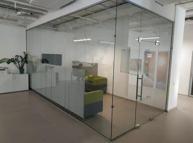 Стеклянная перегородка