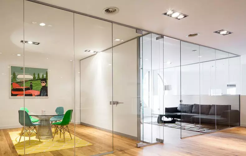 Стеклянная перегородка