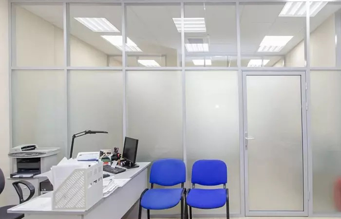 steklo-mat-peregorodki001 Стеклянная матовая алюминиевая перегородка