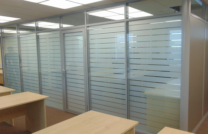 Стеклянная алюминиевая перегородка в полоску