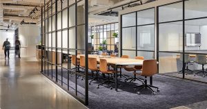 Преимущества комбинированных офисных перегородок: эффективное использование пространства и повышение производительности
