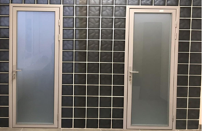 Алюминиевые сантехнические перегородки