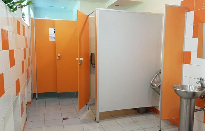 Сантехнические перегородки с дверью