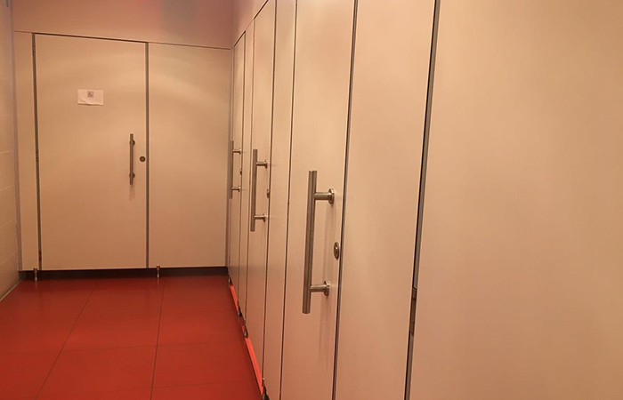 sant-peregorodki-plastik001 Сантехнические перегородки из пластика