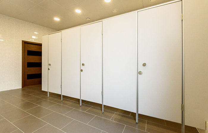 sant-peregorodki-plastik004 Сантехнические перегородки из пластика