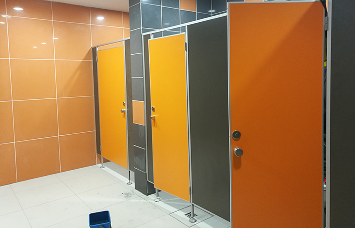 sant-peregorodki-plastik005 Сантехнические перегородки из пластика