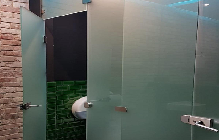 Стеклянные сантехнические перегородки