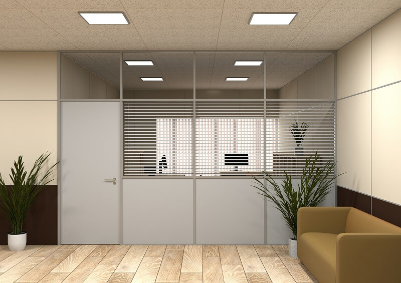 stacion-peregorodki-system45-komb-zaluzi001 Комбинированная офисная перегородка с жалюзи (Система Квадро)