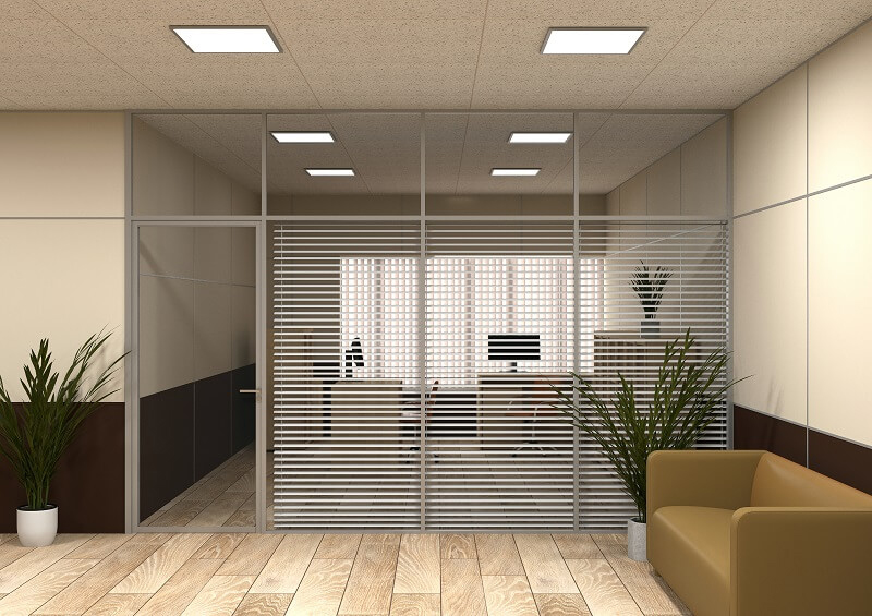 stacion-peregorodki-system45-steklo-zaluzi001 Стеклянная офисная перегородка с жалюзи (Система Квадро)